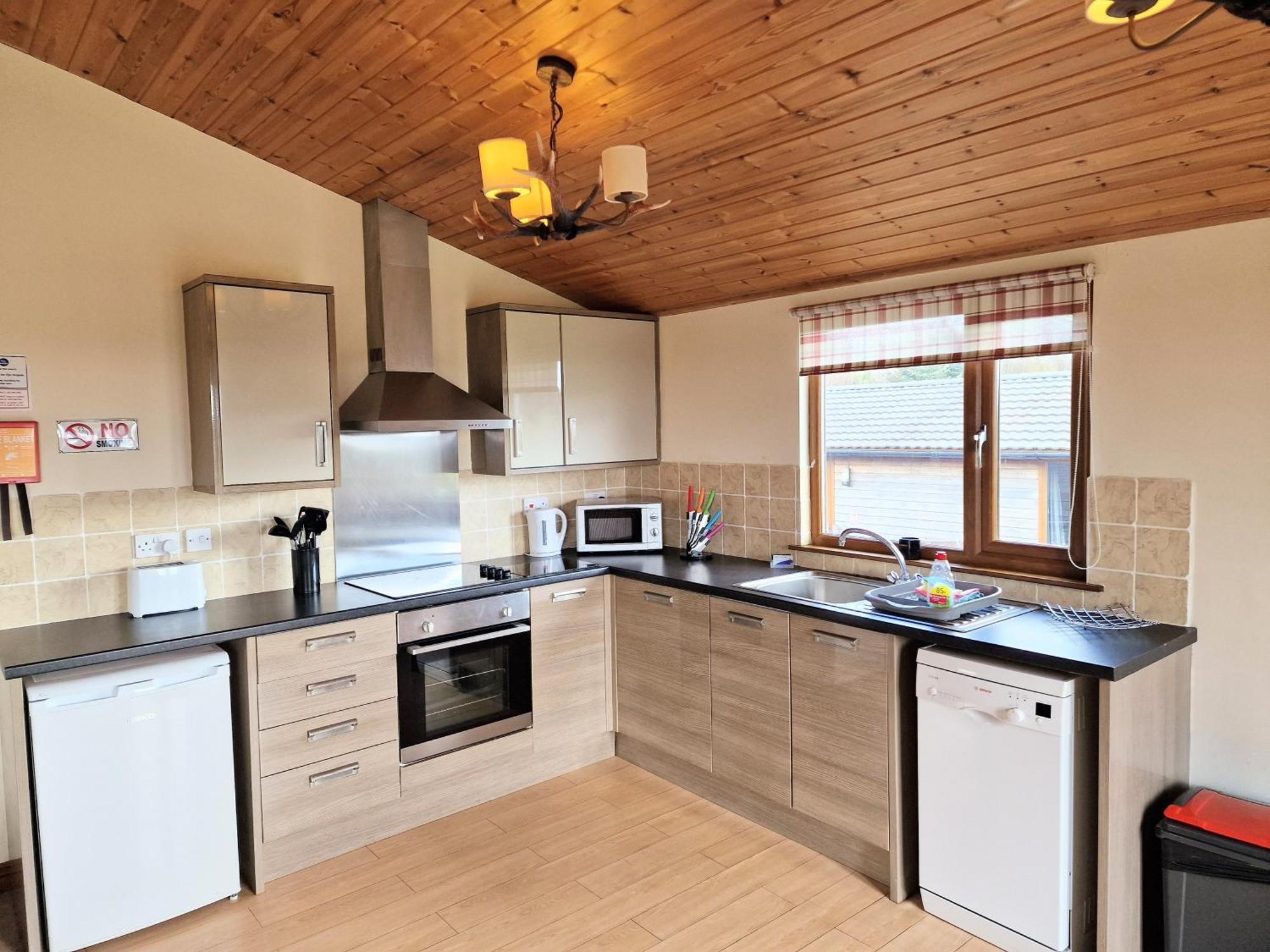 Villa Lomond 5 With Private Hot Tub - Fife - Loch Leven - Lomond Hills - Pet Friendly Kelty Exterior foto