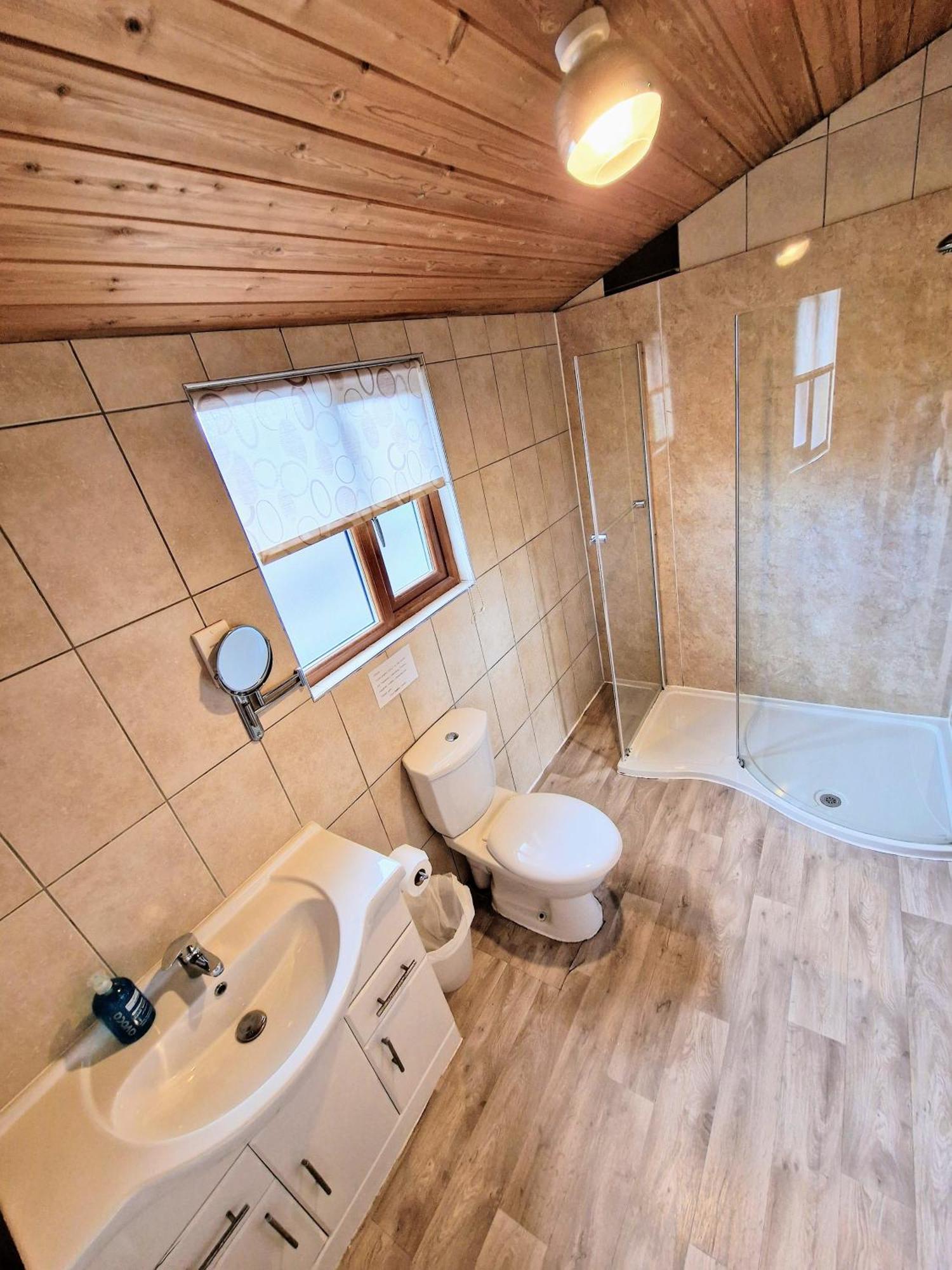 Villa Lomond 5 With Private Hot Tub - Fife - Loch Leven - Lomond Hills - Pet Friendly Kelty Exterior foto